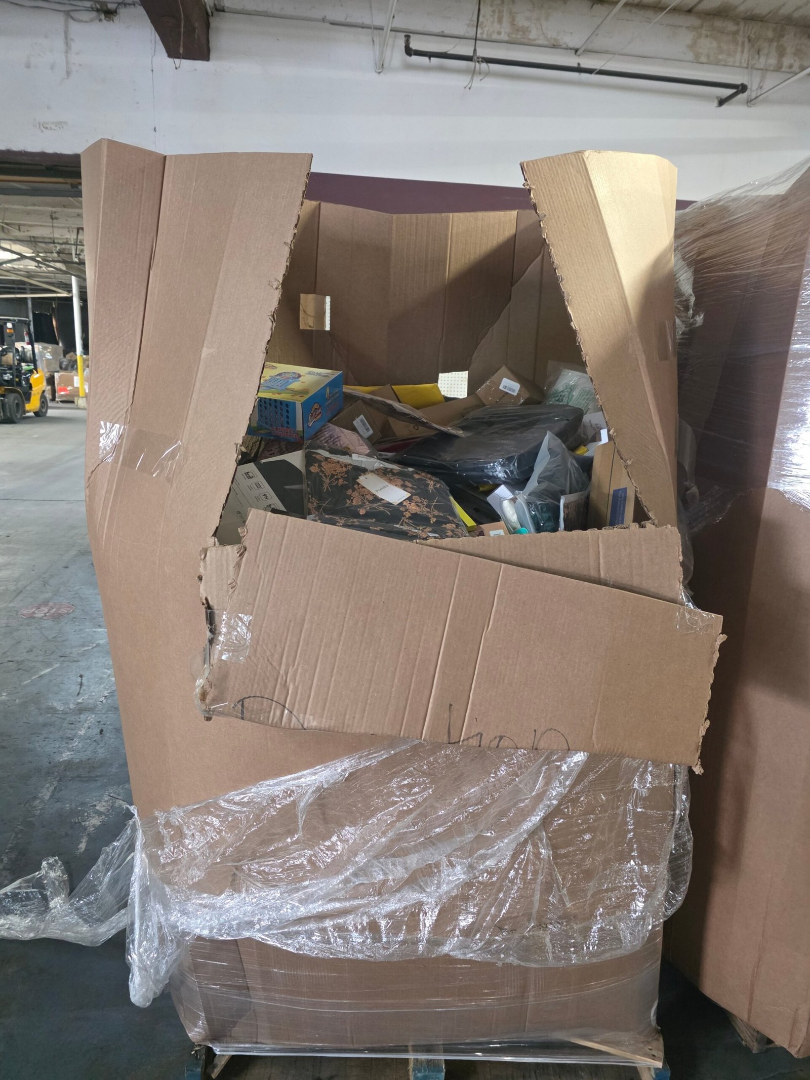 Raw 6ft Amazon HPC Pallet: Untested High-Piece-Count Amazon Returns Load