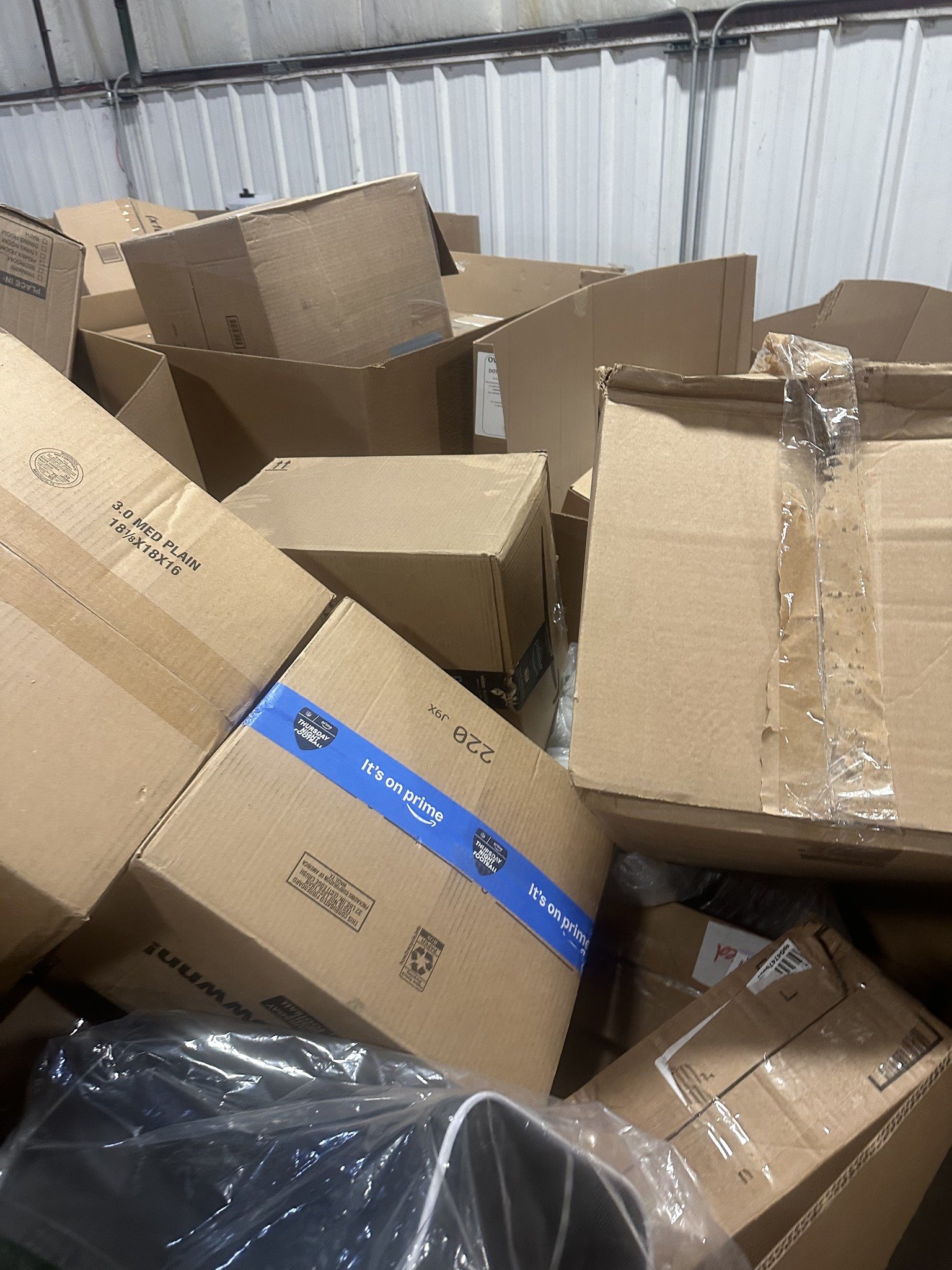 Amazon Low End Mediums Truckload: 24 Pallets, 800+ Mixed Units