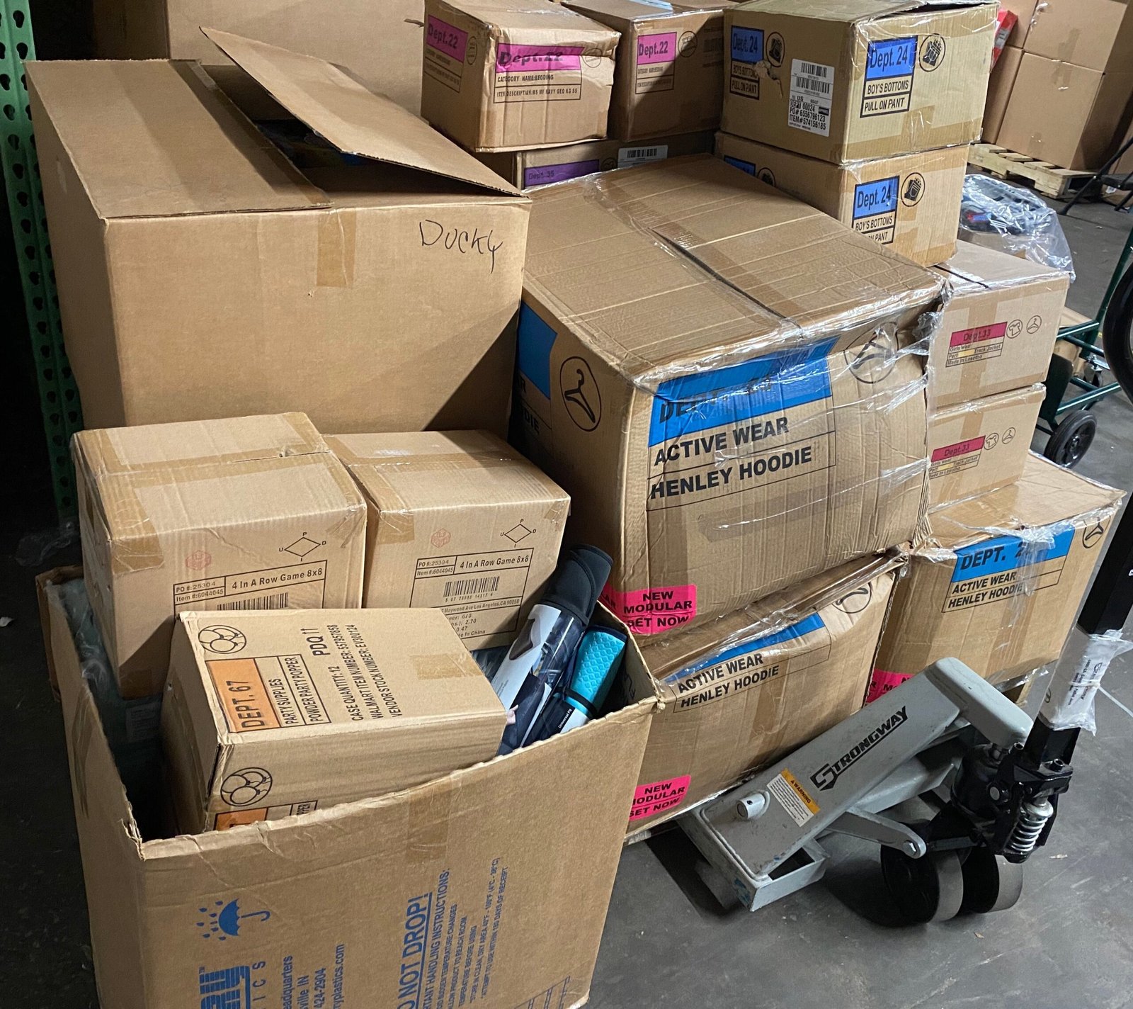 570-Piece Mixed Merchandise Pallet – Clothing, Toys & General Merchandise (1 Pallet)