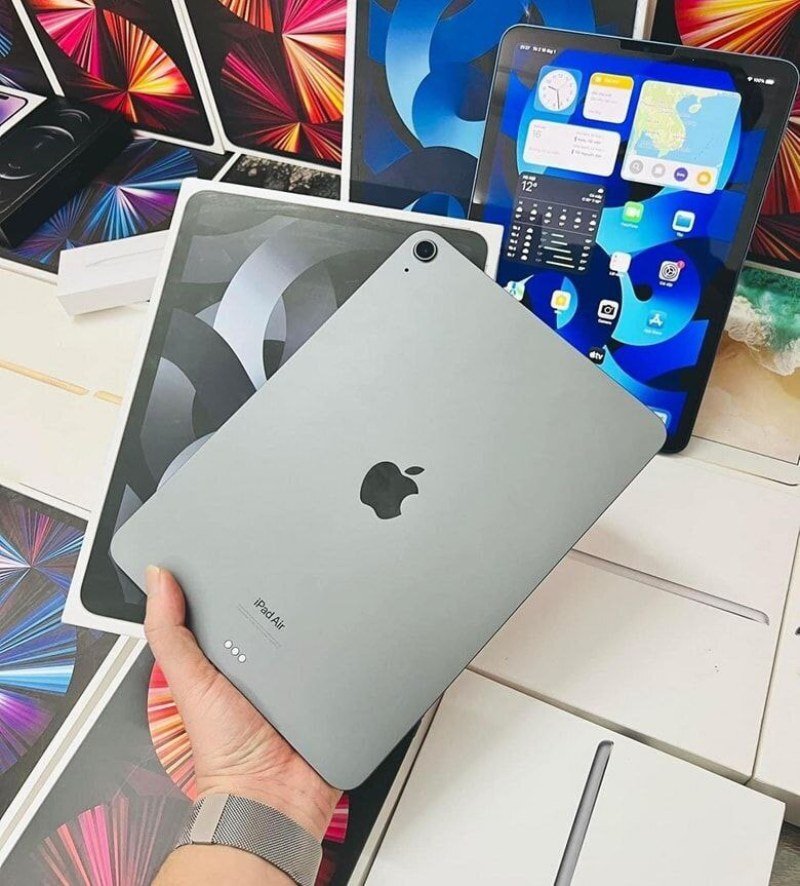 Pallet of Assorted iPads: Apple Tablet Liquidation Lot