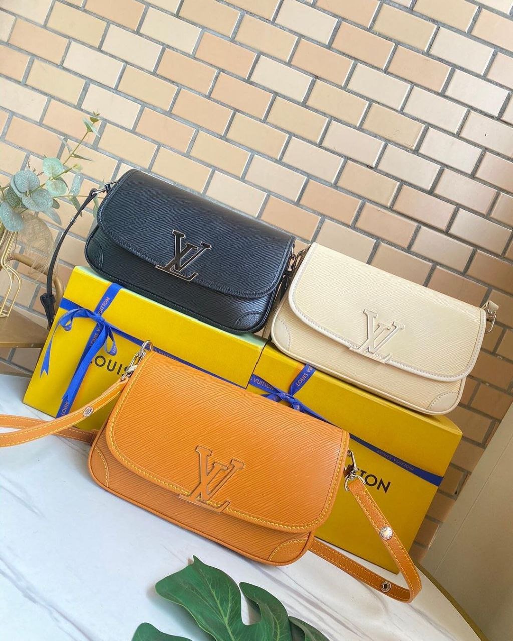 Wholesale Handbags Pallet: 100 Assorted Bags (Coach, MK, Kate Spade Mix)