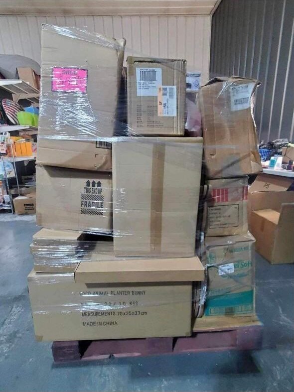 Christmas Clothes Pallet: 320+ Pieces